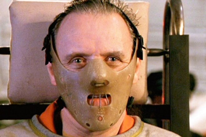 
Hannibal Lecter (Anthony Hopkins) trong The Silence of the Lambs (1991): Đây là nhân vật phản diện hư cấu trong loạt truyện trinh thám kinh dị của Thomas Harris. Bị ám ảnh bởi những lời trăn trối của Vladis Grutas rằng “Kẻ mạnh sẽ ăn thịt kẻ yếu”, Hannibal Lecter trở thành kẻ giết người hàng loạt, chuyên ăn thịt người, và sở hữu tâm hồn tăm tối đến rợn người. Trong bộ phim chuyển thể The Silence of the Lambs, hắn là một bác sĩ tâm thần có chuyên môn xuất sắc, nhưng đồng thời là tên sát nhân hàng loạt, tạo ra hàng loạt thảm kịch kinh hoàng. Ảnh: Orion Pictures
