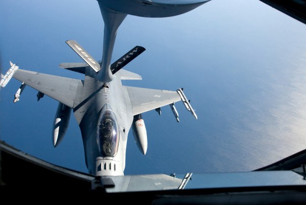 
Máy bay chiến đấu của Không lực Hoa Kỳ hộ tống chuyên cơ của Tổng thống, sẵn sàng can thiệp khi có máy bay lạ tới gần.
