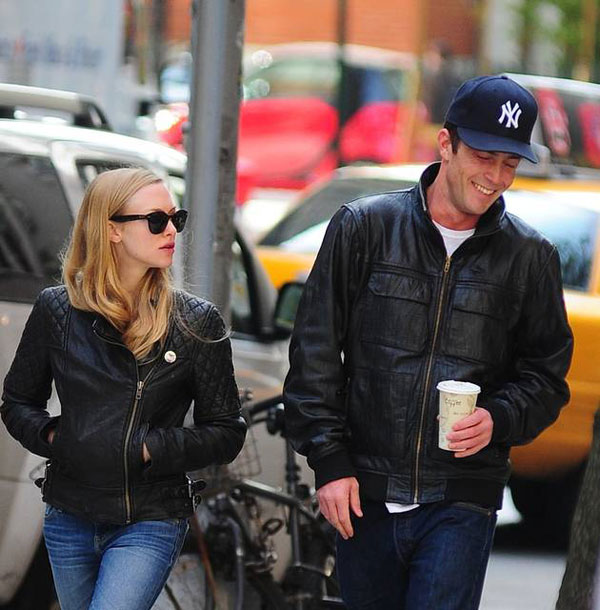 
Tháng 7/2012, Amanda được cô bạn Jennifer Carpenter mối lái cho nam diễn viên Desmond Harrington. Cặp sao có vài cuộc hẹn rồi sớm chia đôi ngả đường.
