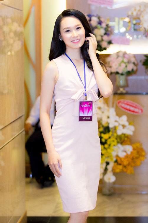 
Nguyễn Thùy Linh (Đồng Nai) từng lọt vào chung kết cuộc thi Hoa hậu Hoàn Vũ 2015. Tại cuộc thi năm ngoái, cô nhận được sự kỳ vọng lớn từ gia đình nhưng lại bị loại sớm khiến bản thân thất vọng. Năm nay, Thùy Linh muốn thể hiện bản thân nhiều hơn tại Hoa hậu Việt Nam.
