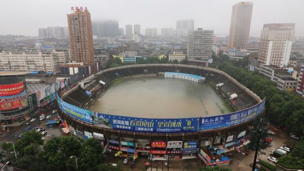 
Sân vận động thành bể bơi thiên nhiên sau những trận mưa xối xả.
