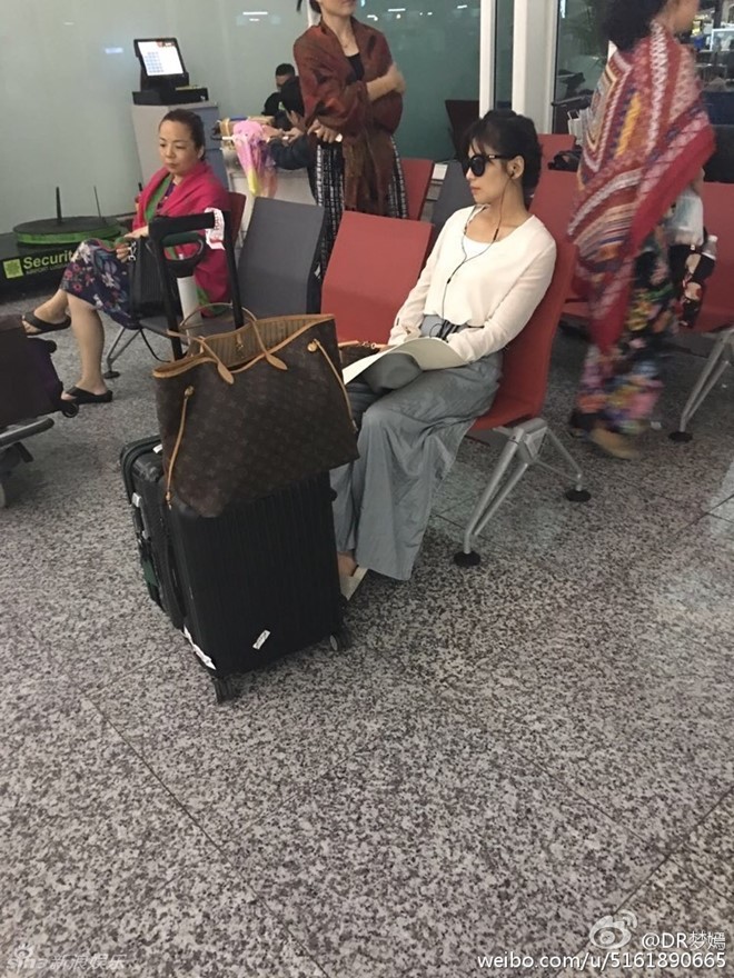 
Lưu Đào tranh thủ nghỉ ngơi khi chờ lên máy bay. Cô cũng sẽ có mặt trong đám cưới của Lâm Tâm Như tại Đài Loan vào tối 2/8.
