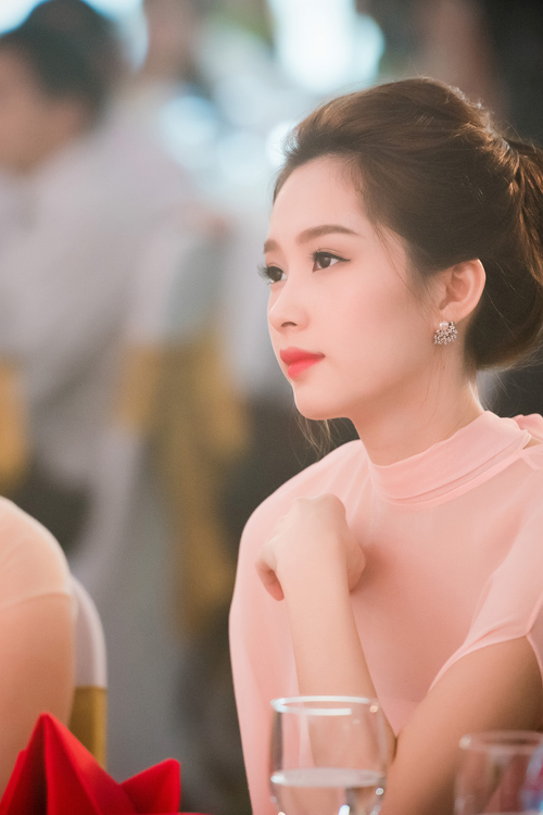 
Đặng Thu Thảo vừa được mời làm giám khảo cuộc thi Hoa hậu Việt Nam 2016. Sau 4 năm đăng quang, cô ngày càng hoàn thiện về tri thức, ngoại hình và có nhiều hoạt động được ban tổ chức cuộc thi này đánh giá cao.
