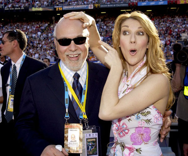 Vợ chồng Celine thể hiện tình yêu tại chung kết Super Bowl năm 2003.