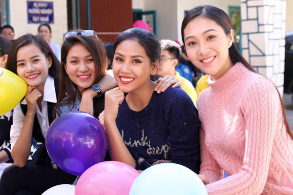 Diệu Ngọc trong một lần đi từ thiện cùng các thí sinh Hoa hậu Hoàn vũ Việt Nam 2015.