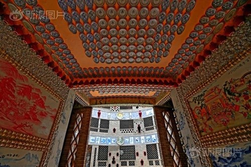 
Cổng vào cung điện được trang trí bằng cách mảnh sứ nhiều màu sắc với tấm biển ghi: “Lịch sử hàng nghìn năm gốm sứ”.
