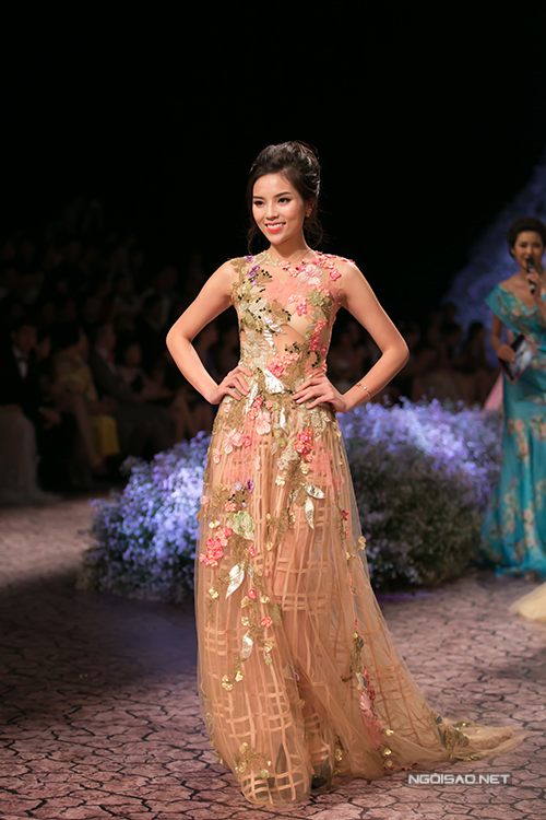 
Hoa hậu Kỳ Duyên, nàng thơ của NTK Hoàng Hải trong show diễn Ngôn ngữ hoa rạng rỡ với bộ cánh thanh lịch in hoạ tiết hoa lá rực rỡ.
