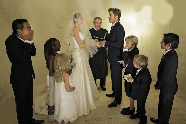 
Tháng 8/2014, Angelina Jolie và Brad Pitt tổ chức đám cưới sau 10 năm gắn bó.
