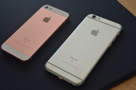 
Mặt sau của iPhone SE và iPhone 6S (phải)
