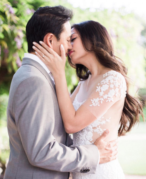 
Trong những tấm ảnh cưới được thực hiện tại Mỹ, đôi uyên ương không ngừng trao cho nhau nụ hôn say đắm.
