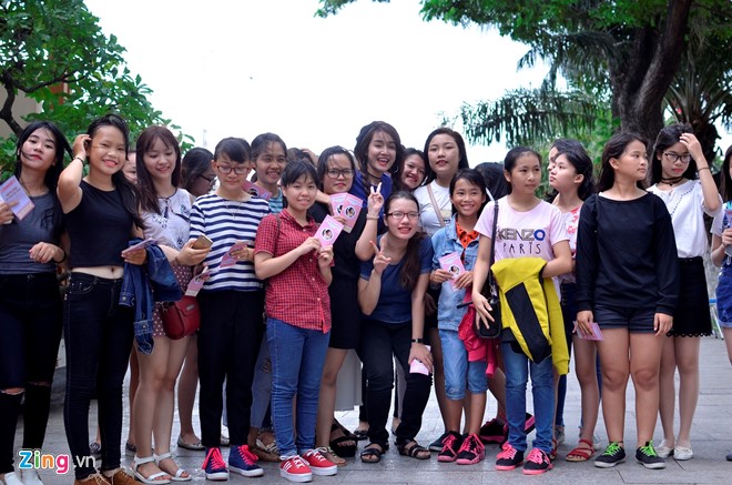 
 Nh&atilde; Phương chụp h&igrave;nh kỷ niệm với fan sau buổi giao lưu vui vẻ v&agrave; th&uacute; vị.
