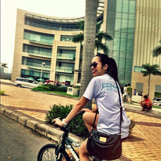 C&ocirc; trẻ trung đạp xe tr&ecirc;n phố v&agrave; kh&ocirc;ng qu&ecirc;n mang theo t&uacute;i Marc by Marc Jacobs&nbsp;gi&aacute; khoảng gần 8 triệu đồng.