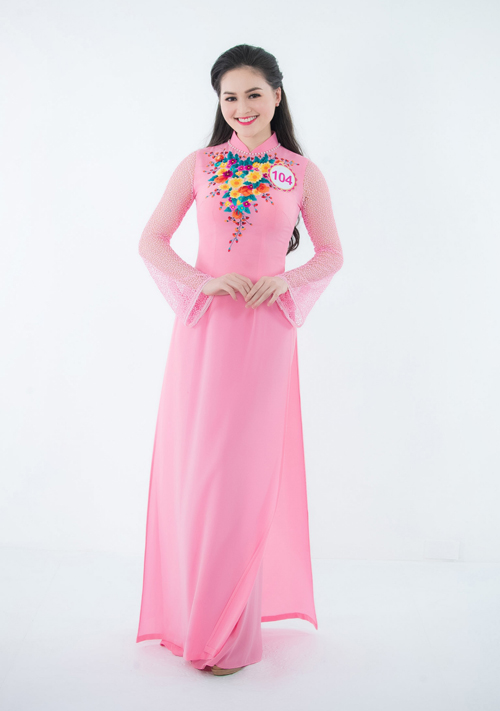 
Miss Ngôi Sao 2014 Hye Trần (Trần Thị Thu Hiền) với nụ cười tỏa nắng khi chụp hình áo dài.
