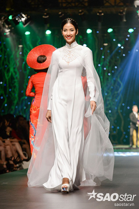 Hình ảnh mới nhất của Hoàng Thùy tại “Đa sắc” Fashion show.