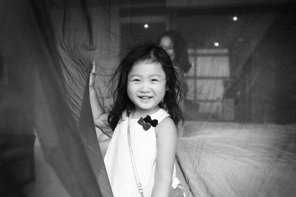 
Con gái lớn của Hoa hậu được gần 4 tuổi. Cô bé thỉnh thoảng làm mẫu ảnh nên đã quen tạo dáng trước ống kính.
