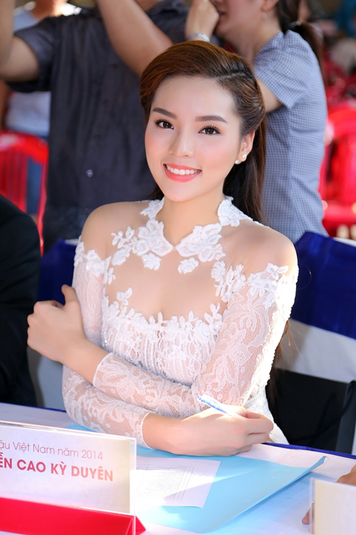 
Vẻ gợi cảm của Hoa hậu Việt Nam 2014 ở tuổi 19.

