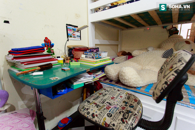 
Vì diện tích căn phòng khá nhỏ nên bàn học của Gia Khiêm cũng được tận dụng kê vào khoảng trống giữa chiếc giường của cậu bé và giường của bố mẹ.
