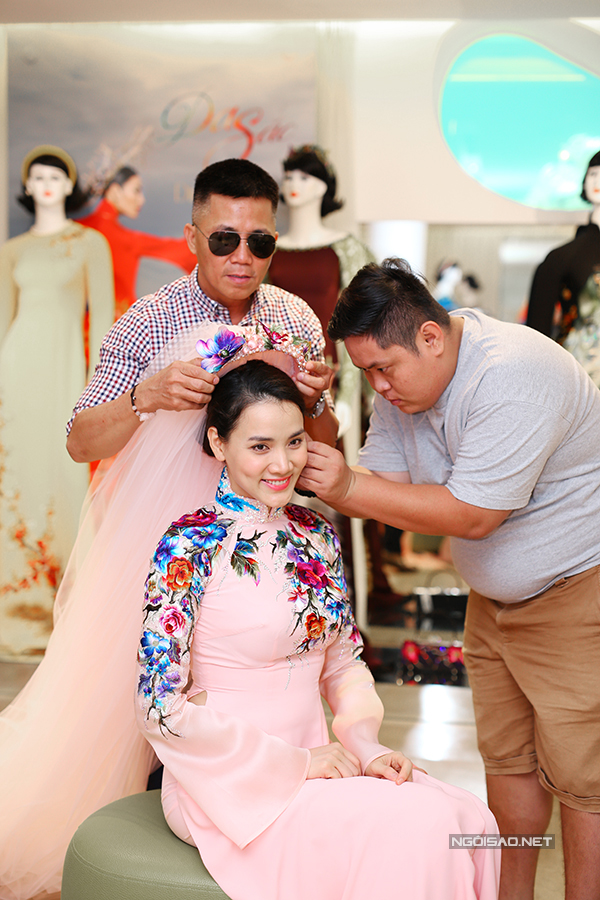 Bộ áo dài cưới thứ hai của Trang Nhung gam hồng pastel thêu hoa ở ngực và hai bên tay áo. Bốn thợ thêu chuyên nghiệp phải thêu tay trong hai tháng mới hoàn thành họa tiết trên áo cưới của nữ diễn viên.