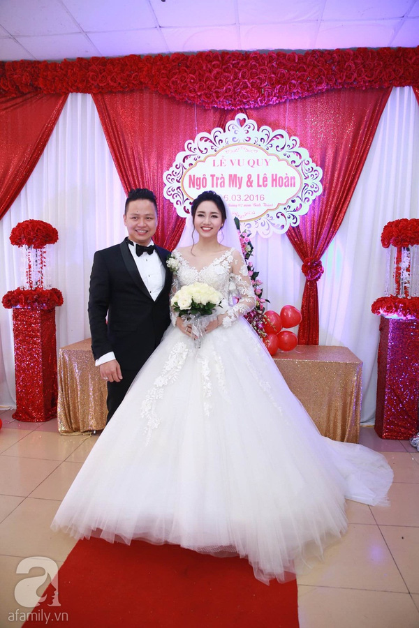 
Cô dâu Trà My diện váy cưới trắng lộng lẫy sánh đôi bên chú rể sinh năm 1979. Khuôn mặt Á hậu Hoàn vũ Việt Nam 2015 tràn ngập hạnh phúc.
