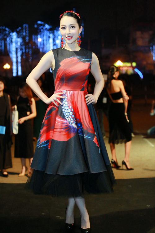 
Diễn viên múa Linh Nga điệu đà với váy bồng bềnh, in họa tiết nổi bật.
