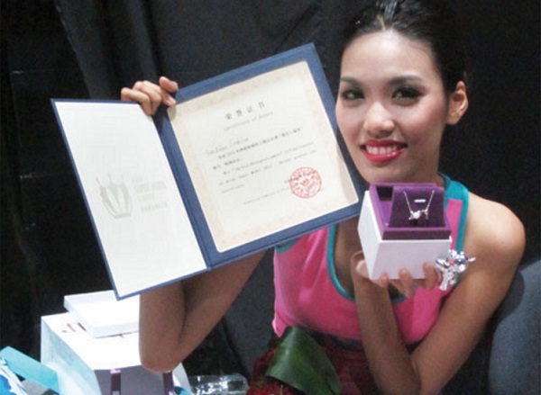 Lan Khuê khoe chứng nhận giải thưởng của cuộc thi Siêu mẫu Châu Á 2012. Tuy gương mặt Lan Khuê lúc này đã có nét song chưa thực sự gây được nhiều ấn tượng.