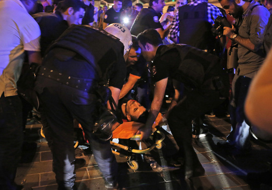 Một người bị thương khi binh lính nổ súng giải tán đám đông ở Quảng trường Taksim. Ảnh: APIstanbuls Taksim square, early Saturday, July 16, 201...