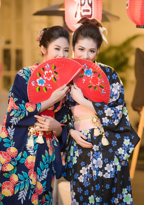 Hoa hậu Ngọc Hân và Á hậu Dương Tú Anh cũng e ấp làm duyên với kimono.