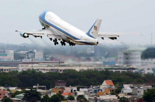 
Chuyên cơ Air Force One chở Tổng thống Barack Obama cất cánh khỏi sân bay Tân Sơn Nhất. Ảnh: Đức Đồng
