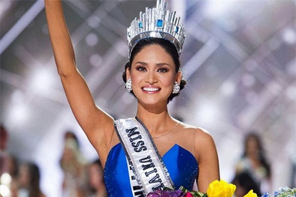 
Đương kim Hoa hậu Hoàn vũ 2015 người Philippines - Pia Wurtzbach hiện xếp thứ 3.
