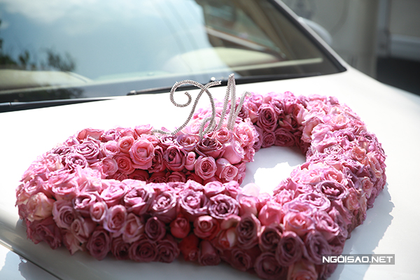 Hình ảnh trái tim kết từ những bông hồng với hai chữ cái đầu tiên trong tên của Trang Nhung - Hoàng Duy nổi bật trên nền xe trắng.
