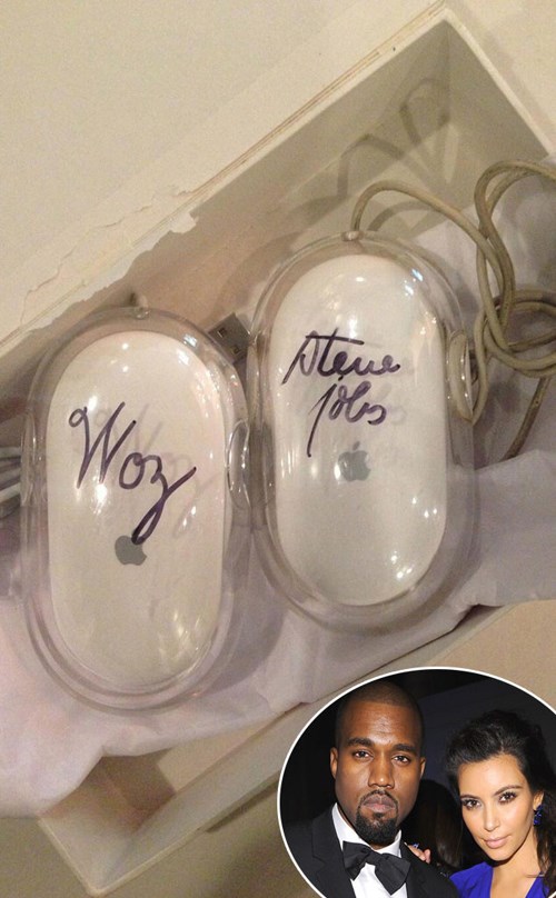 
Kim Kardashian dành bất ngờ cho chồng bằng món quà là cặp chuột máy tính Apple, có chữ ký của Steve Wozniak và Steve Jobs, nhân Ngày của Bố. Trên eBay, món quà này được rao bán với giá từ 200 tới 6.000 USD
