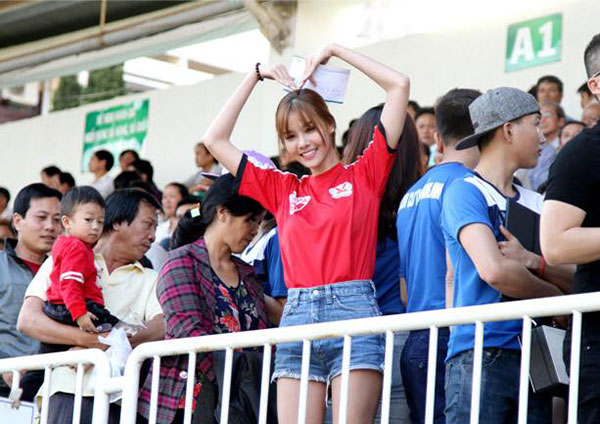 
Hồi th&aacute;ng 3, Kỳ H&acirc;n tới Gia Lai để ủng hộ bạn trai khi Than Quảng Ninh l&agrave;m kh&aacute;ch tr&ecirc;n s&acirc;n Pleiku của HAGL. C&ocirc; v&ograve;ng tay tạo h&igrave;nh tr&aacute;i tim để thể hiện t&igrave;nh cảm với Mạc Hồng Qu&acirc;n dưới s&acirc;n.
