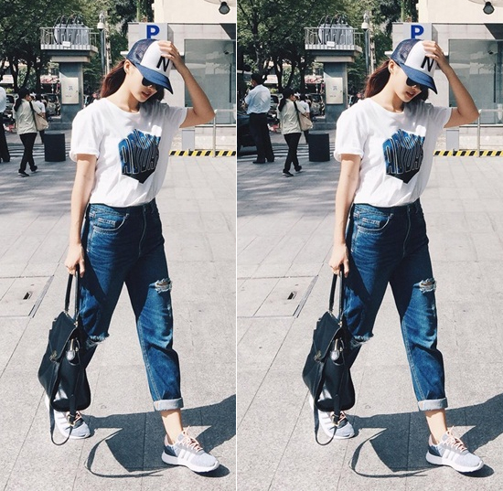 Khả Ngân lăng xê phong cách bụi bặm trong chiếc quần dáng boyfriend, áo phông trắng và giày sneaker. Mũ lưỡi trai, ba lô đen là phụ kiện hợp nhất với tổng thể.