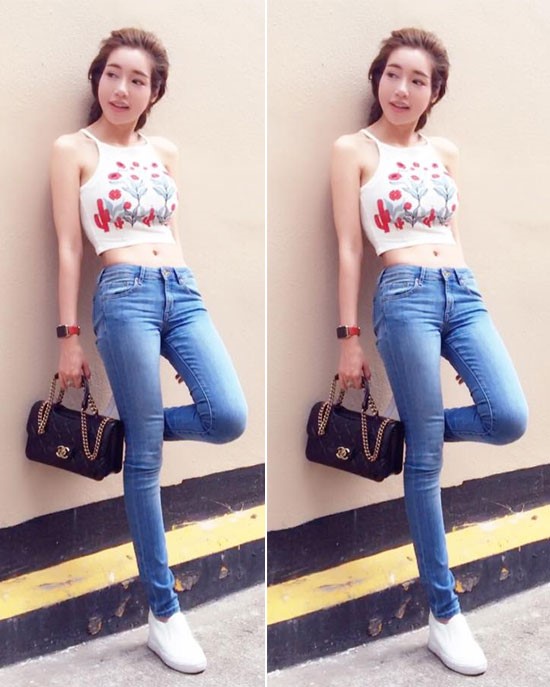 Quần jeans, áo crop top giúp Elly Trần tự tin khoe vòng eo con kiến dù đã hai con.