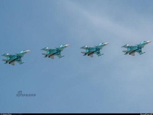 
Su-34 trên bầu trời Quảng trường Đỏ của Nga
