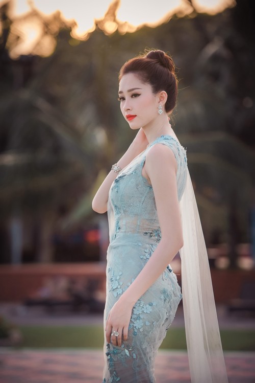 
Khi làm giám khảo Hoa hậu Việt Nam 2016, Thu Thảo cho biết, cô cảm thấy rất hài lòng về chất lượng thí sinh năm nay. Nhiều ứng viên có tuổi đời trẻ, nền tảng học vấn tốt nên rất tự tin. Cô hy vọng, đến vòng chung kết, các thí sinh sẽ bộc lộ được bản lĩnh.
