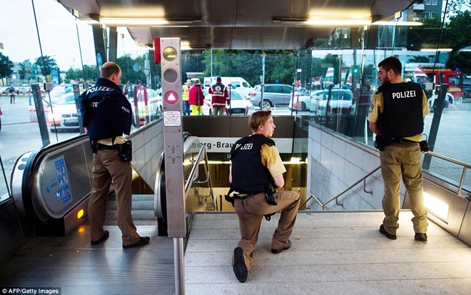 
Trong khi đó, một vụ xả súng khác xảy ra bên trong một ga tàu điện ngầm tại thành phố Munich. Hiện tại, cảnh sát chưa tiết lộ con số thương vong tại đây. Ảnh: Getty
