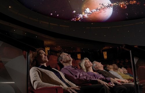 
Planetarium, Queen Mary 2.. Nếu muốn nhìn ngắm toàn cảnh vũ trụ thì Queen Mary 2 là lựa chọn hoàn hảo cho du khách. Con tàu này cung cấp một phòng chứa với 150 chỗ ngồi và du khách có thể tận hưởng cảm giác chu du trong một vũ trụ rộng lớn ở trong một tour du lịch ảo.
