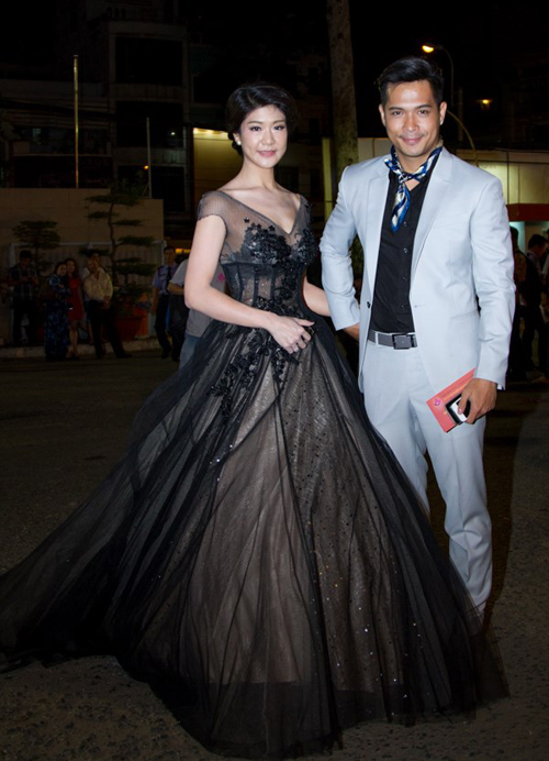 
Đông Phương lộng lẫy với váy dạ hội, sánh đôi nam diễn viên trong một sự kiện.

