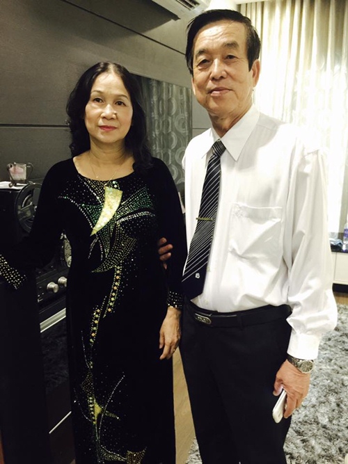 Bố mẹ Lê Hoàng trong ngày vui của con trai.