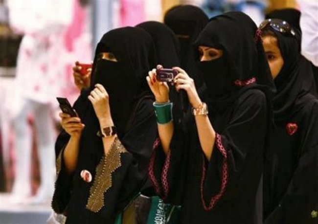 
... hay là đi dạo phố, họ cũng không thể rời xa bộ hijab của mình.
