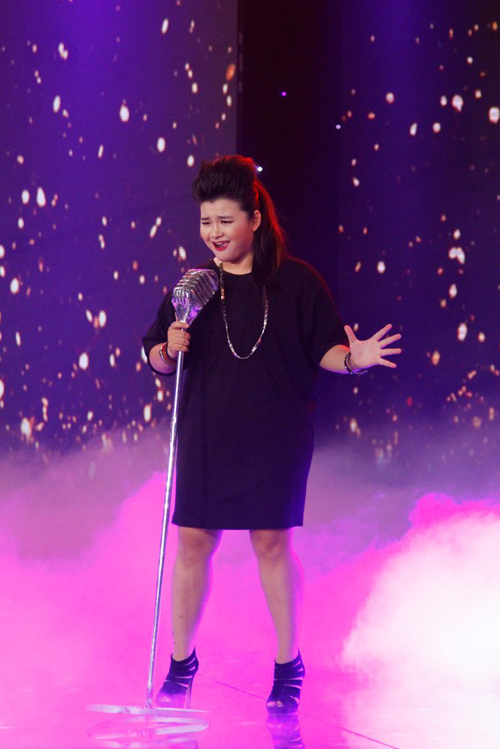 
Diễm Trinh với ngoại hình mũm mĩm, chọn hóa thân ca sĩ Siu Black với ca khúc Ly cà phê Ban Mê.
