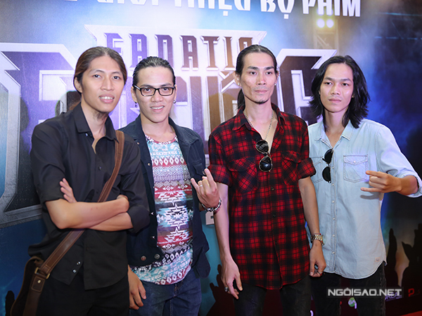 
Ca sĩ Viết Thanh và một số nghệ sĩ rock thực thụ góp mặt trong Fan cuồng.
