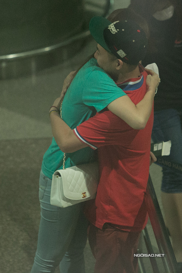 Sắp đến giờ lên máy bay, người đẹp lai Việt - Hàn ôm chặt bạn trai cũ thay cho lời tạm biệt.