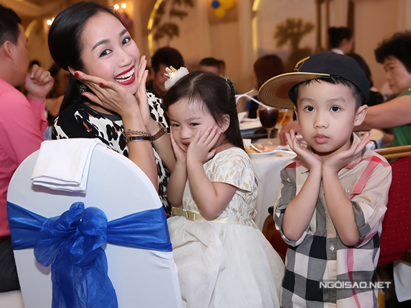 
Ốc Thanh Vân đưa hai con lớn Coca và Cola đi tiệc của nhà Phi Thanh Vân.
