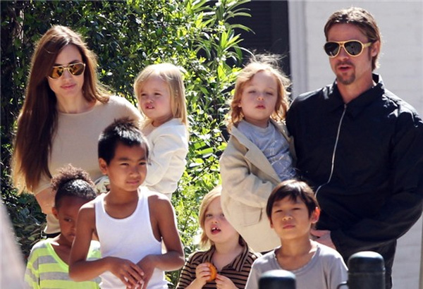
Kể từ khi làm cha, Brad Pitt thay đổi nhiều, anh luôn cố gắng dành thời gian để tự tay chăm sóc lũ trẻ.
