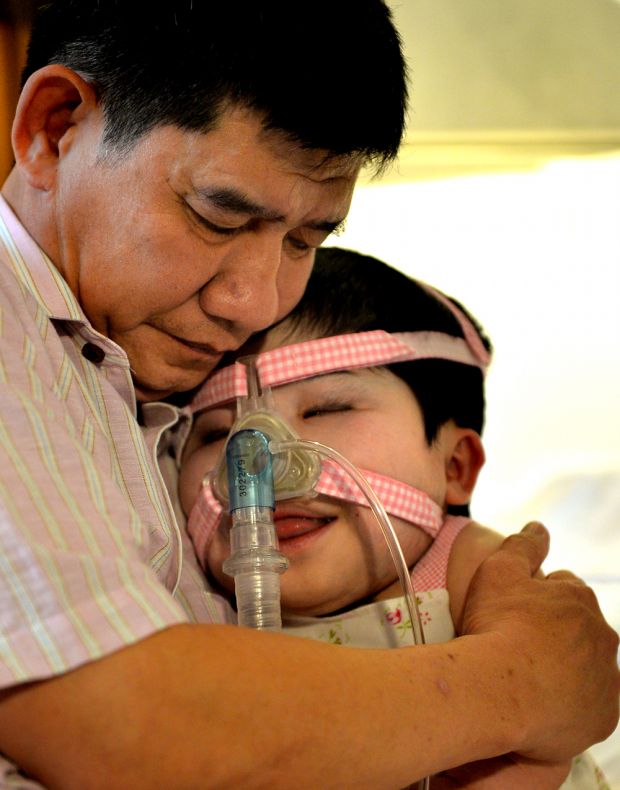 
Sau một thời gian dài chống chọi với bệnh tật, Pei Shan đã qua đời trong vòng tay cha mẹ.
