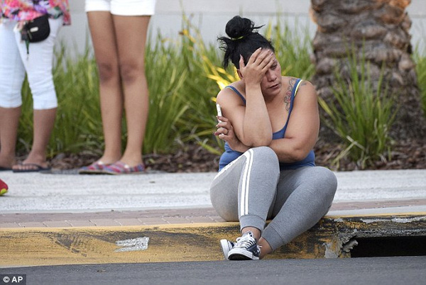 
Một người phụ nữ vẫn còn sốc sau vụ xả súng vào ngày 12/6 khiến ít nhất 50 người thiệt mạng.
