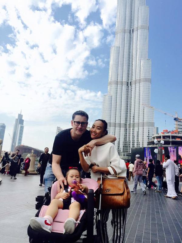 
Bé Sol chụp hình cùng bố mẹ dưới tháp Burj Khalifa 828m – toà nhà cao nhất thế giới.
