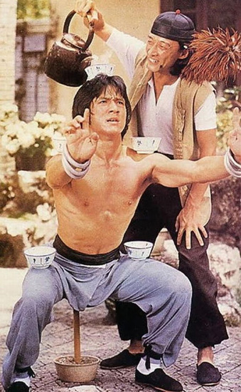 
Trong Drunken Master II (1994), nam diễn viên có cảnh bị phạt phải cởi trần giữa trời nắng, ngồi dựa lên một cây gậy và phải giữ cân bằng với năm bát nước trên người.
